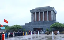 Đại biểu dự Kỳ họp thứ 3, Quốc hội khóa XV vào Lăng viếng Chủ tịch Hồ Chí Minh