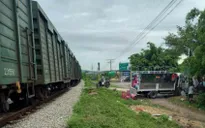 Xe chở gas bị tàu tông văng xuống vệ đường