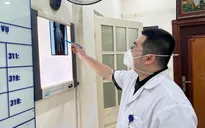 Vừa chơi điện tử vừa sạc pin, nam thanh niên bị điện thoại nổ nát tay