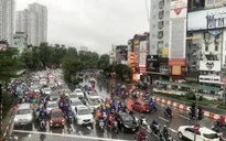 Mưa lớn đầu giờ sáng, nhiều tuyến đường Hà Nội ngập úng, ùn tắc giao thông
