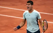 Ngược dòng ngoạn mục, Carlos Alcaraz tiến vào vòng 3 Roland Garros