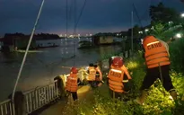Cứu hộ thành công 3 người dân và 2 nhà bè bị nước cuốn trên sông Lô