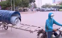 Nguy hiểm tình trạng xe ba gác chở hàng trên đường phố Hà Nội
