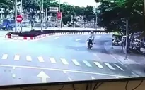 Bắt giữ 2 thanh niên vượt đèn đỏ tông CSGT bị thương rồi bỏ chạy