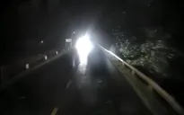 Bị đèn pha gây lóa mắt, tài xế ô tô lao vào hiện trường tai nạn