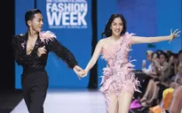 Vợ chồng Khánh Thi - Phan Hiển catwalk với điệu nhảy bốc lửa