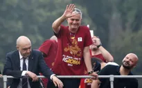 HLV Mourinho có 1 bức tranh tường riêng lại Roma