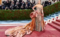 Blake Lively mang "ánh hào quang" đến thảm đỏ Met Gala 2022