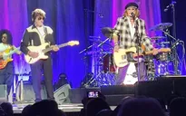Johnny Depp bất ngờ biểu diễn tại Anh, người hâm mộ khóc