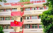 Hơn 1.000 thí sinh đầu tiên dự thi lớp 10 hệ trường chuyên tại THPT Chuyên Khoa học xã hội & Nhân văn