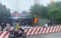 Cột điện bỗng dưng bốc cháy, lan sang cả nhà dân