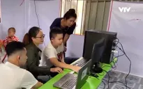 Những bạn nhỏ sửa máy tính tặng bạn đồng trang lứa ở vùng cao