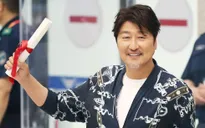 Hậu chiến thắng tại Cannes, Song Kang-ho được chào đón như người hùng