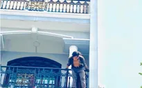 Cứu hộ, đưa xuống đất an toàn thanh niên nghi ngáo đá trên tầng 4 đòi tự tử
