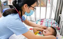 Cảnh báo tay chân miệng đang vào mùa - 3 triệu chứng bệnh trở nặng cha mẹ cần lưu ý