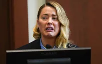 Amber Heard làm chứng lần đầu tại toà, bật khóc khi nhớ lại lần đầu bị Johnny Depp đánh