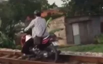 Xe máy "giỡn mặt" tử thần khi đi trên đường tàu