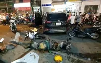 Ô tô mất lái tông hàng loạt xe máy, 4 người thương vong