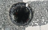 Hàng loạt nắp cống chắn rác trên cầu Thủ Thiêm 2 bị trộm