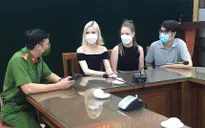 Hai nữ du khách Nga nhận lại tài sản bị cướp