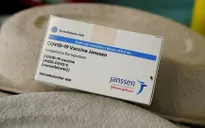 FDA Mỹ khuyến cáo hạn chế tiêm vaccine ngừa COVID-19 của Johnson & Johnson