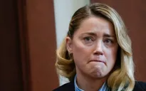 Amber Heard bị chỉ trích giả vờ khóc trên tòa