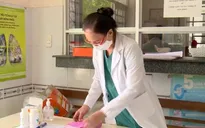 Hàng loạt nhân viên y tế xin nghỉ việc: Cần làm gì để giữ người?