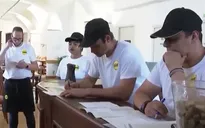 Nhân viên một nhà hàng ở Pháp hầu hết là người di cư
