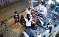 Trộm thản nhiên bẻ khóa xe, 5 người đứng nhìn