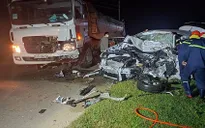 Ô tô con biến dạng sau cú tông vào xe đầu kéo, 2 người tử vong