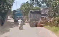 Vượt ẩu ngay khúc cua, xe máy tông trực diện vào đầu xe tải
