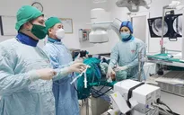 Nội soi gắp giun đũa dài gần 20cm trong ống mật chủ bé gái 11 tuổi