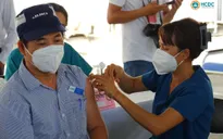 Người dân đi tiêm vaccine phòng COVID-19 mũi nhắc lại tăng cao