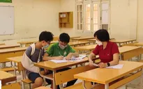 Học sinh lớp 8 chép bài thi giúp thí sinh bị gãy tay trong kỳ thi tuyển vào lớp 10