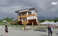 Độc đáo căn nhà không chỉ lộn ngược mà còn nghiêng