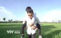 Cha cõng ước mơ con - câu chuyện xúc động về người cha 12 năm làm đôi chân cho con