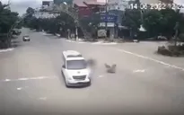 Xe cấp cứu phóng nhanh gây tai nạn