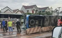 Xe khách lật nhào trên quốc lộ 1, nhiều người thương vong