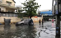 Nhiều tuyến đường ở TP Hồ Chí Minh ngập sâu sau cơn mưa lớn