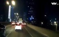 Vượt trên làn dừng khẩn cấp, 2 xe tải húc nhau