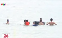Nắng nóng, người Hà Nội đổ ra Hồ Tây tắm "giải nhiệt"