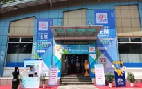 Người dân Hà Nội hào hứng đến với triển lãm tem bưu chính lớn nhất Việt Nam
