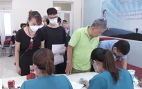 Người dân Hà Nội xếp hàng tiêm mũi 4 vaccine phòng COVID-19