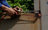 Cưỡng chế cắt thùng xe quá khổ quá tải trên cao tốc Nội Bài - Lào Cai
