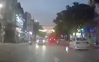Thót tim cảnh cháu bé lao sang đường suýt bị ô tô tông