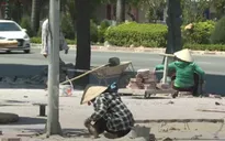 Công nhân, lao động bám trụ làm việc trong nắng nóng gay gắt
