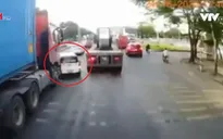 Cố luồn lách, xe con va chạm xe tải khi đi trúng điểm mù