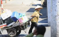 Người dân lao động vất vả mưu sinh dưới nắng nóng