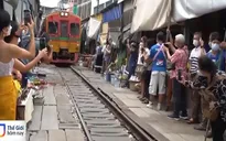 Chợ nằm ngay trên đường ray tàu hỏa ở Thái Lan