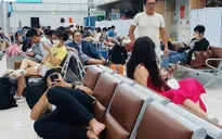 Hàng không trễ chuyến, khách vạ vật ở sân bay